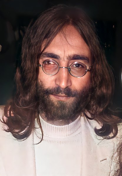Imagen de John Lennon con gafas y pelo largo