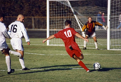 La imagen muestra a unos jugadores de fútbol jugando en el campo.