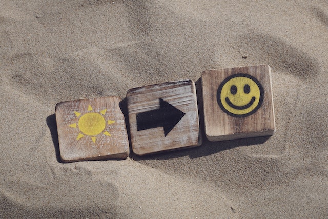 La imagen muestra tres tablillas, con una cara sonriente, una flecha y un sol. 