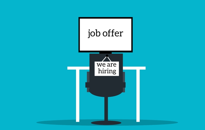 La imagen muestra dos carteles, uno con las palabras “Job offer“ y el otro colgado en una silla con la frase: “ We are hiring”