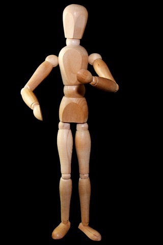 La imagen muestra una figura de madera con los brazos en posición para sostener algo.