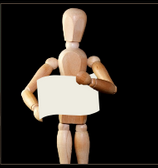 La imagen muestra una figura de madera con los brazos en posición para sostener un papel en blanco..