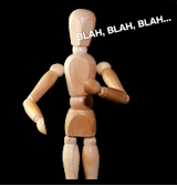 La imagen muestra una figura de madera con los brazos en posición para sostener algo y con el texto blah, blah, blah sobre su cabeza