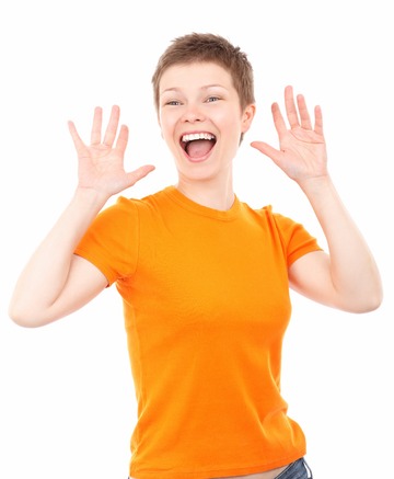 La imagen muestra una chica con camiseta naranja sonriendo y con las manos hacia arriba como muestra de felicidad.