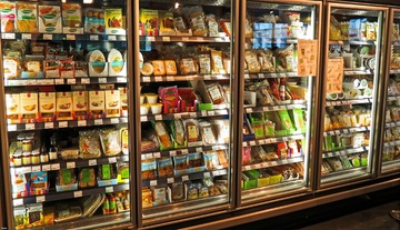 La imagen muestra un enorme frigorífico con muchos y distintos productos alimenticios en su interior.