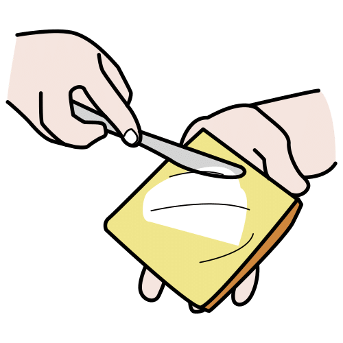 La imagen muestra unas manos extendiendo mantequilla sobre una rebanada de pan.