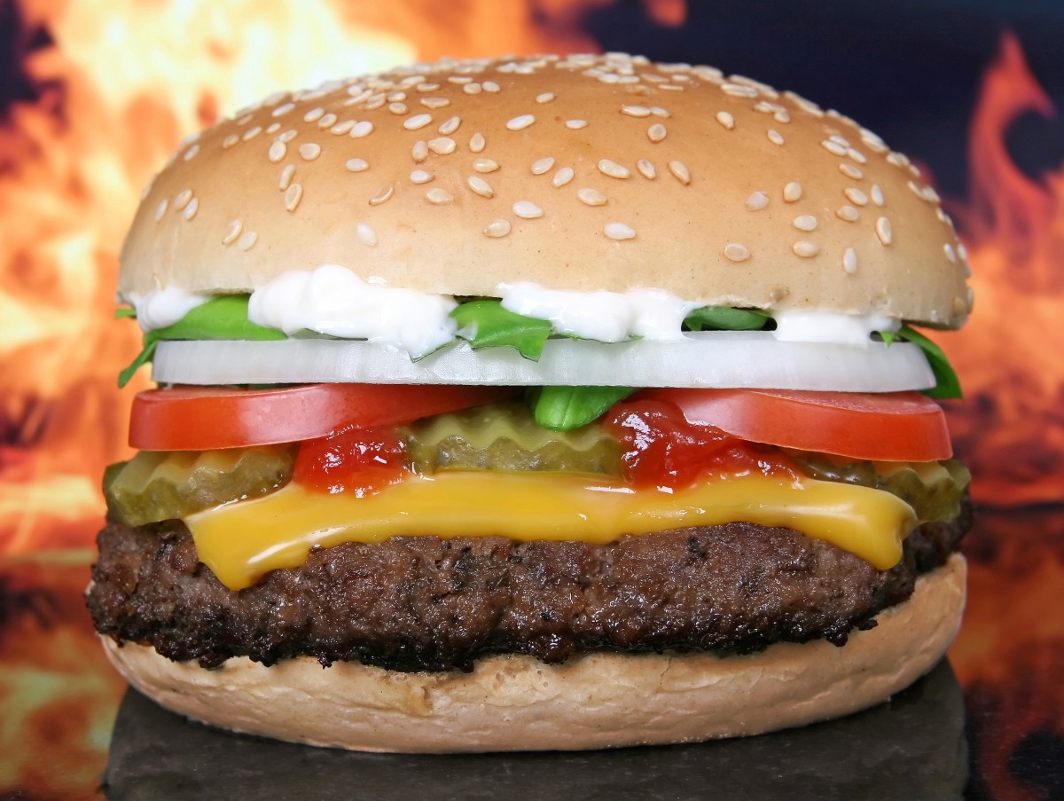 En la imagen se puede ver una hamburguesa con diversos ingredientes