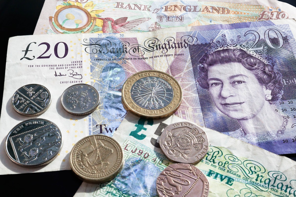 En la imagen aparecen monedas y billetes británicos, libras y peniques