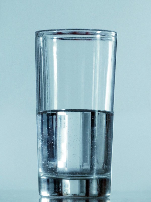 En la imagen se puede ver un vaso de agua medio lleno