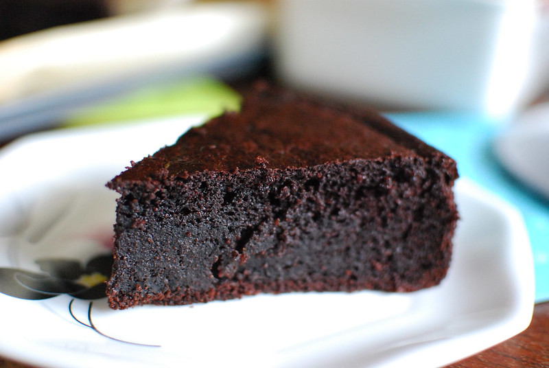 En la imagen se puede ver un trozo de tarta de chocolate sobre un plato blanco