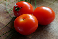 En la imagen se puede ver tres tomates rojos