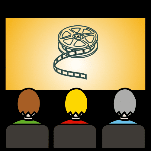 Al fondo de la imagen se ve una pantalla de cine con un rollo de película de cine. Justo delante se ven tres personas delante sentadas, se ve la parte trasera de sus cabezas.