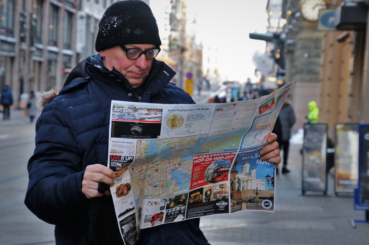 La imagen muestra una persona viendo un mapa de turismo