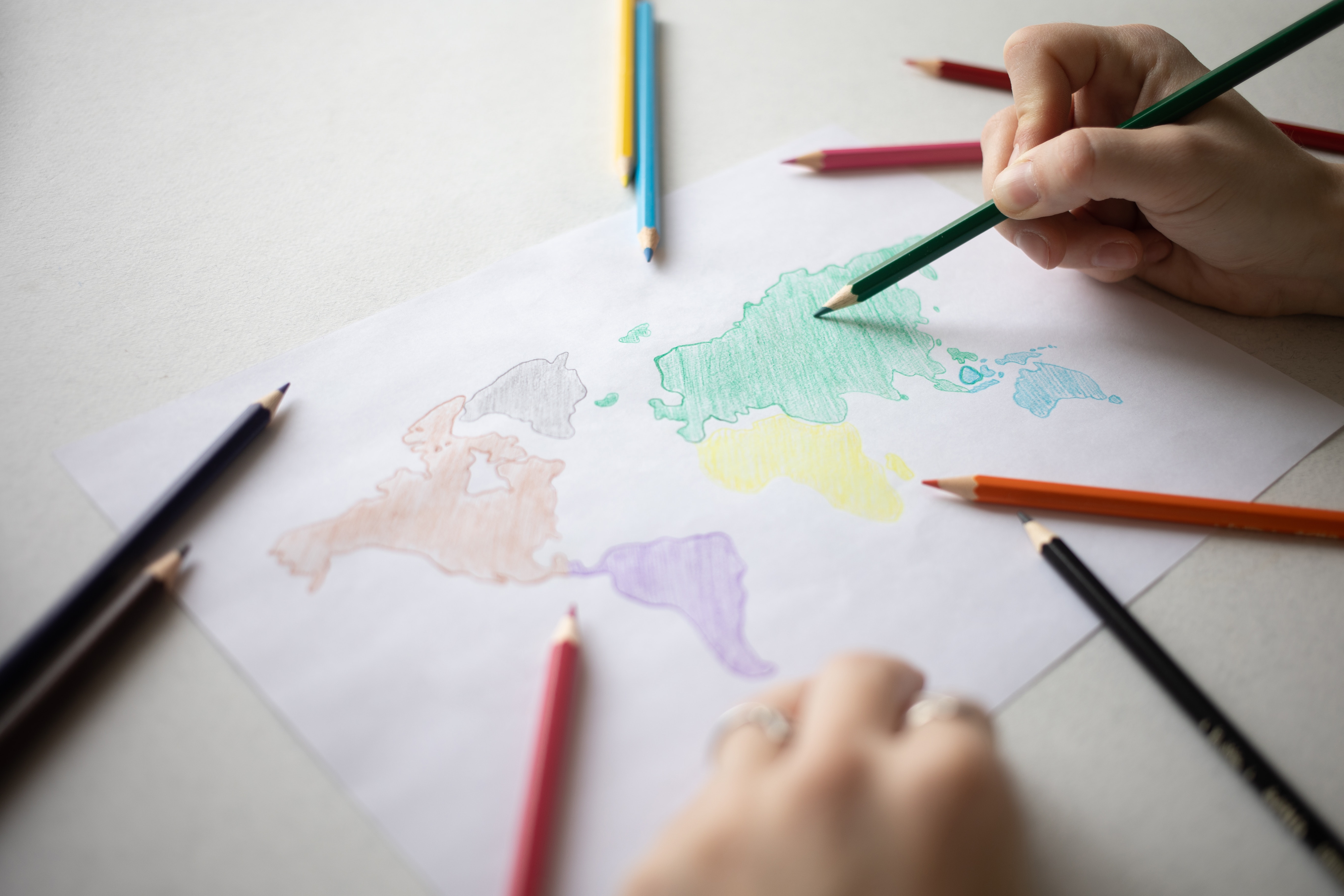 La imagen muestra una mano dibujando un mapa.