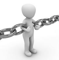 muñeco tirando de cadenas en sentidos opuestos