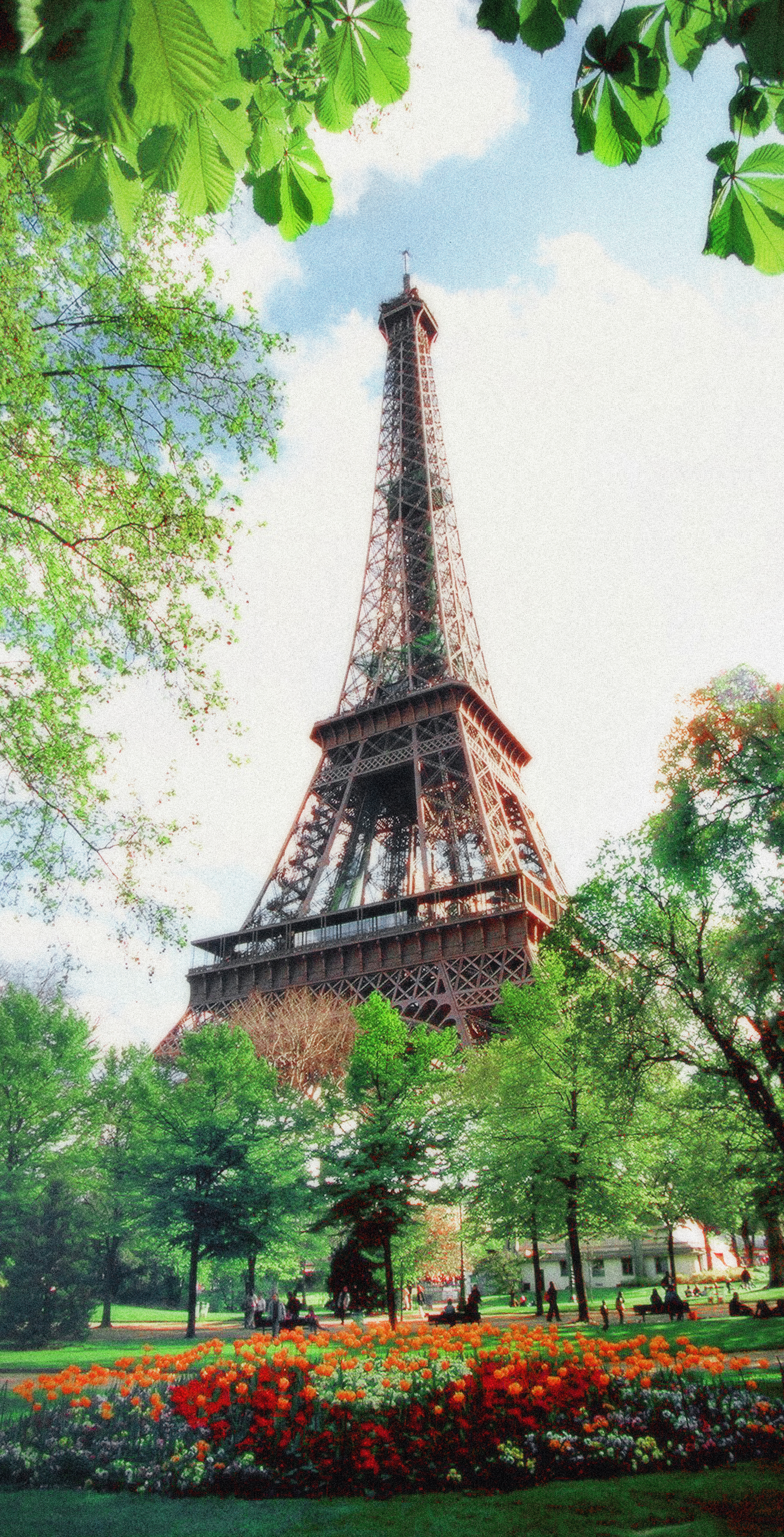 Torre Eiffel rodeada de un paisaje primaveral.
