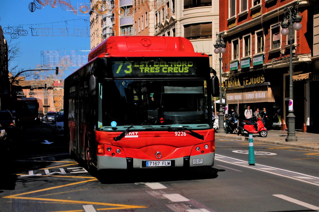 Autobús rojo de línea, en una carril de una ciudad