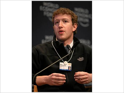 Mark Zuckerberg, hombre pelirrojo con una credencial en el cuello hablando por un micrófono.
