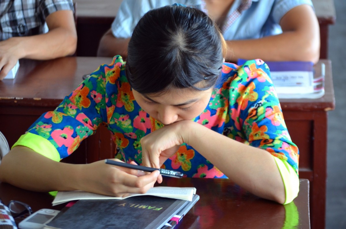 Imagen de una chica estudiando en su mesa de la escuela.