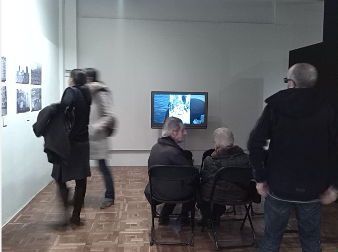 Esta imagen muestra a dos personas mayores mirando a una pantalla; en la pantalla se observa como una imagen sucede a otra imagen.