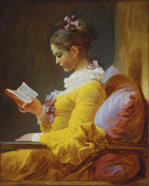 Una joven lee pensativa un libro