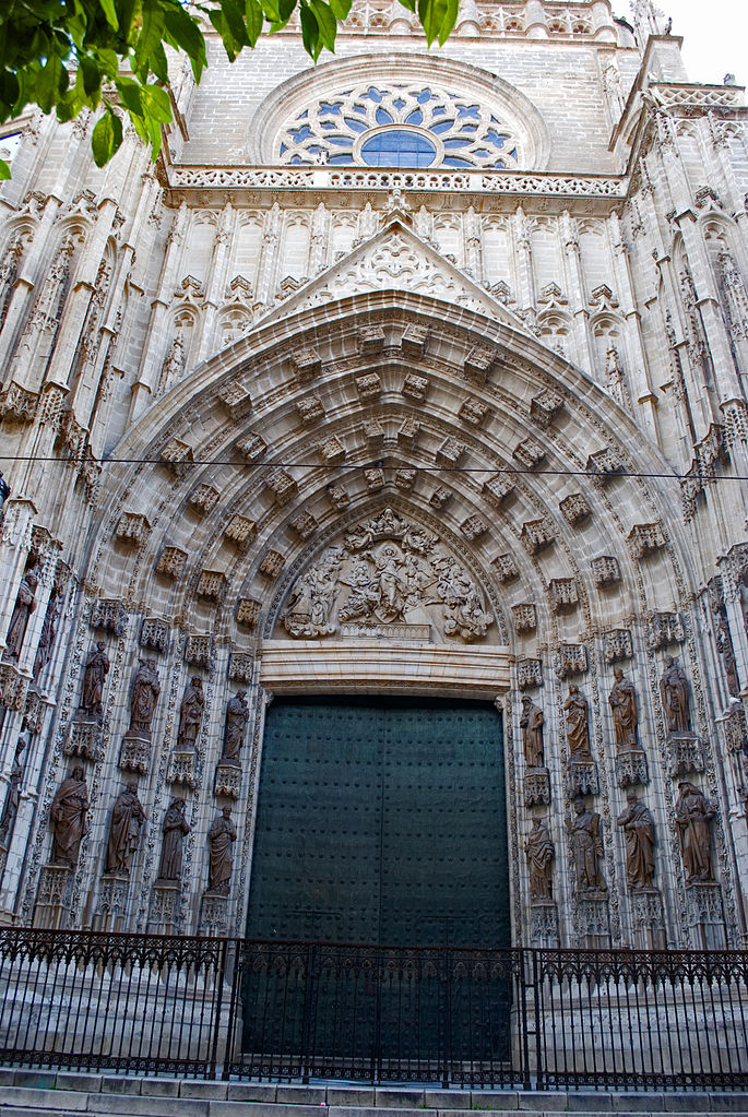 Puerta de la Catedral de Sevilla con relieves
