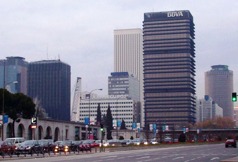  El complejo de oficinas y de edificios destinados a la administración y los servicios de Azca en Madrid, es un claro exponente del proceso de terciarización que caracteriza a las ciudades españolas modernas.