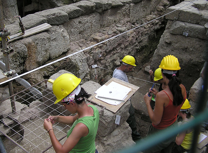 Cuando se excavan los cimientos para la construcción de nuevos edificios, en ocasiones se encuentran restos de antiguas construcciones hoy bajo tierra, como en este caso en el que los arqueólogos han encontrado el antiguo foro de época romana.