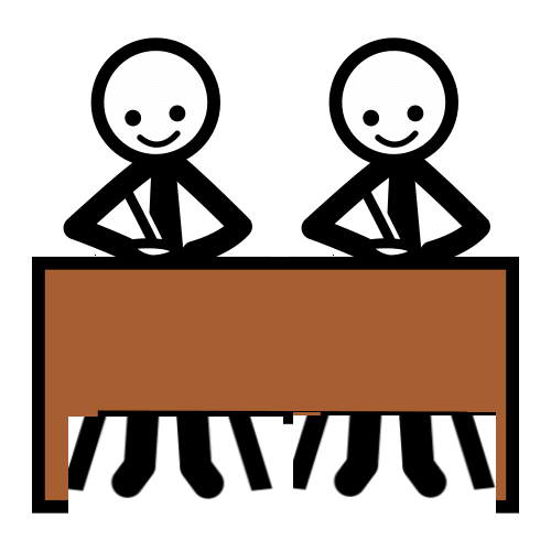 Dos personas sentadas delante de una mesa trabajando.