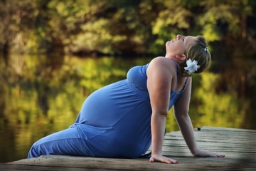 Imagen de una mujer embarazada tomando aire.