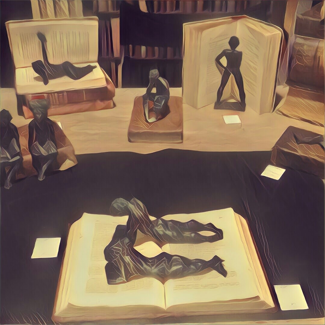 imagen de libros y figuras