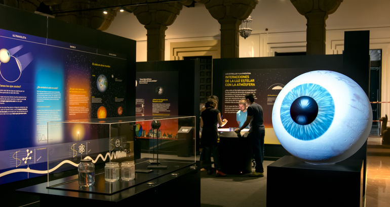 Imagen que muestra una sala de un museo en la que destaca una maqueta de un enorme ojo.