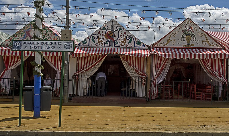 La imagen muestra varias casetas de una feria.