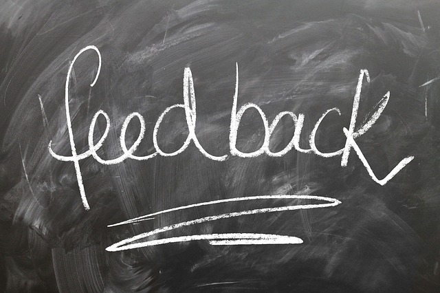 Pizarra escrita con la palabra feedback