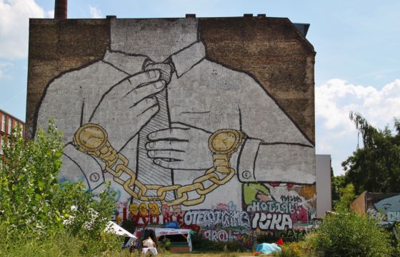 Graffiti en una pared de un torso con una camisa.