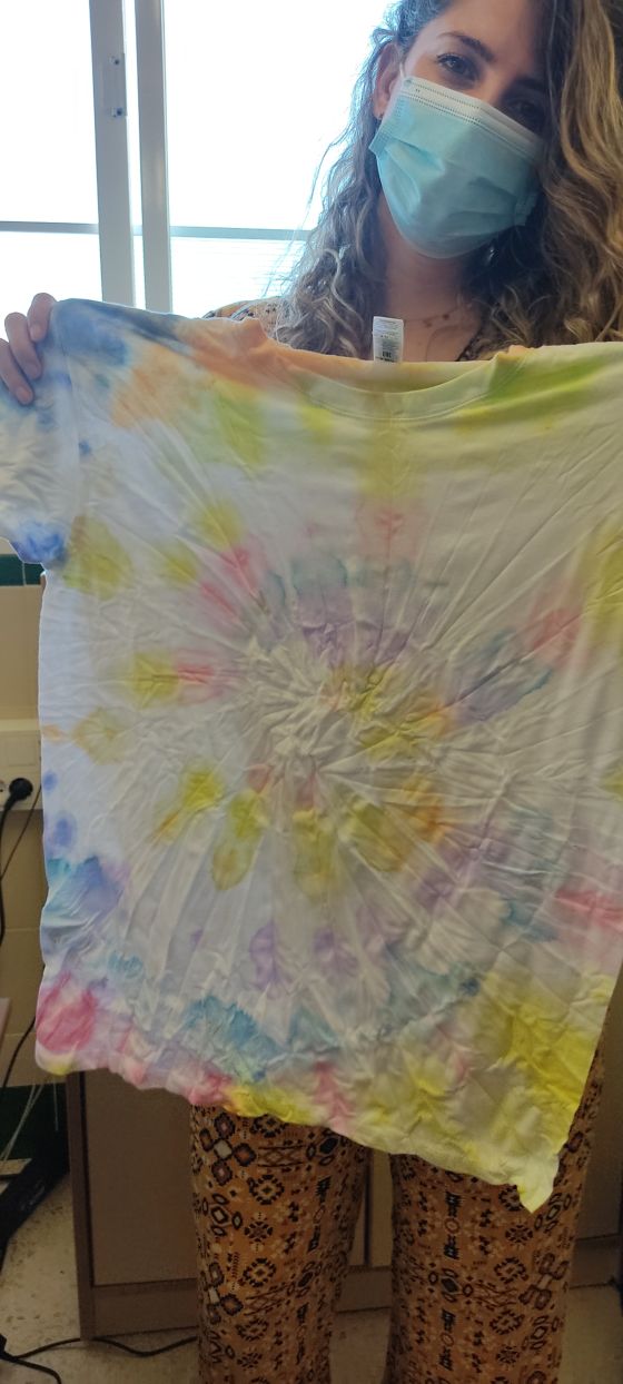 Persona sujetando una camiseta con la técnica dye t-shirt.