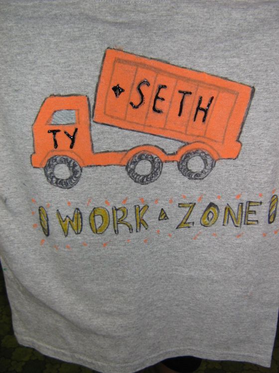 Camiseta pintada por niño con el nombre de Seth y un camión.