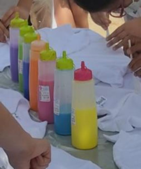 Botellas de plástico con mezcla de pintura dentro.