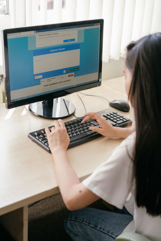 Chica trabajando en un ordenador.