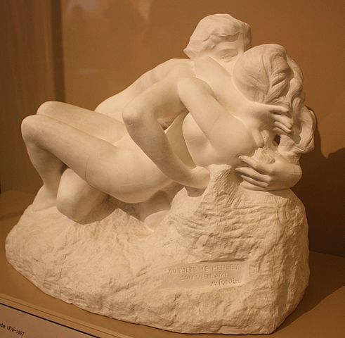 Escultura que es una alegoría de la metamorfosis de dos enamorados abrazados