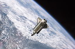La imagen muestra un cohete espacial