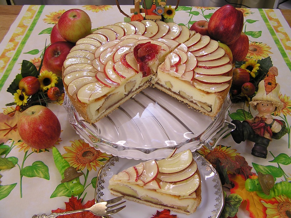 La imagen muestra una tarta de manzana