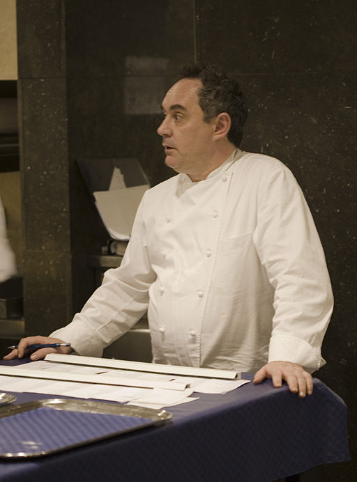 La imagen muestra a un cocinero con estrellas michelín