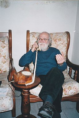 La imagen muestra a una persona hablando por teléfono