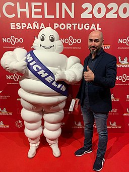 Muñeco Michelin y el Chef Artur Martínez recogiendo una estrella Michelin. 