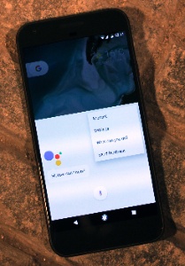 Movil en el que se puede apreciar en la pantalla el Android_Assistant