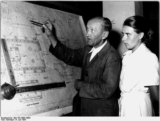 Mostrando un plano técnico