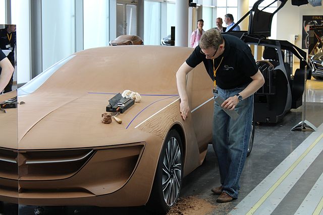 Modelado en arcilla de un automóvil