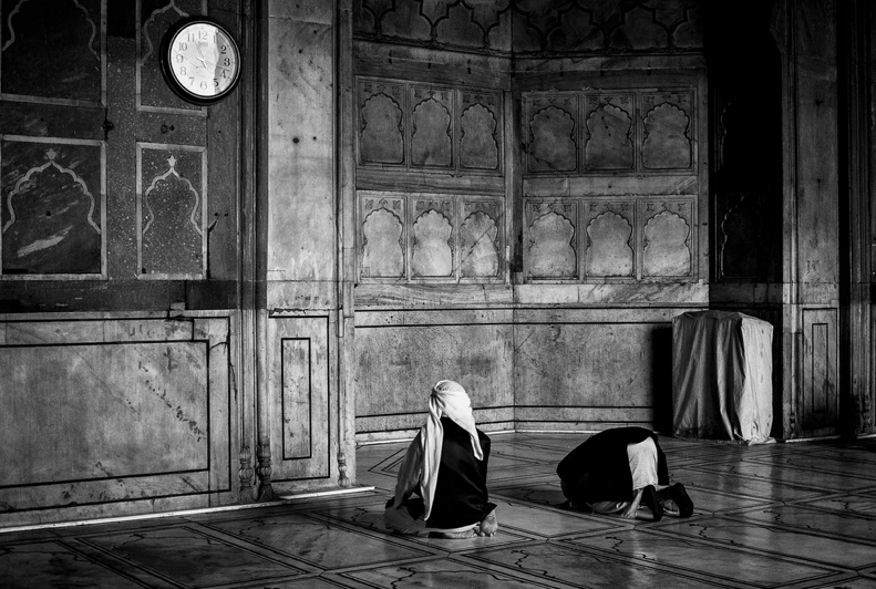 women praying