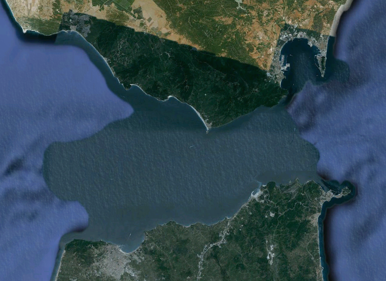 El estrecho de Gibraltar ha sido tanto puente de paso como barrera de separación entre España y el norte del continente africano. 
